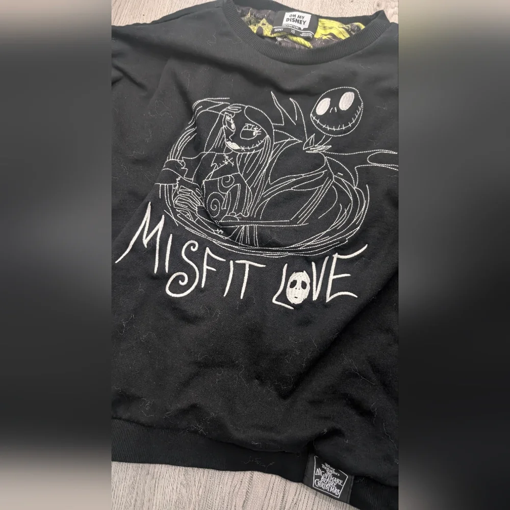 OH MY DISNEY! Nightmare Before Christmas Reversible crewneck Size XS Goth Unisex - Picture 3 of 10